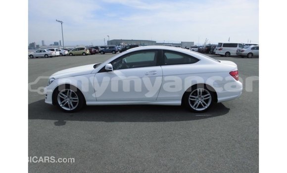 သွင်းကုန် Mercedes-Benz 190 (W201) White ကား Import - Dubai Ayeyarwady သွင်းကုန် Mercedes-Benz 190 (W201) White ကား Import - Dubai Ayeyarwady