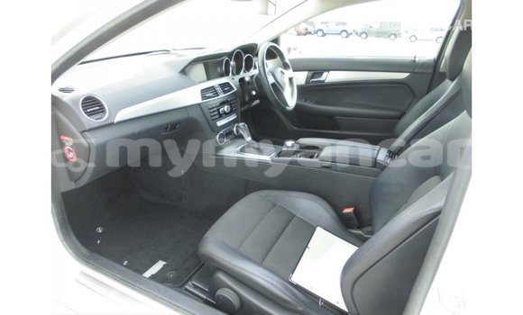 သွင်းကုန် Mercedes-Benz 190 (W201) White ကား Import - Dubai Ayeyarwady သွင်းကုန် Mercedes-Benz 190 (W201) White ကား Import - Dubai Ayeyarwady