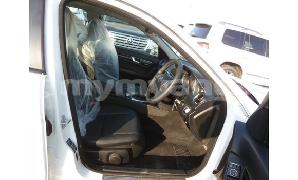 သွင်းကုန် Mercedes-Benz 200 White ကား Import - Dubai Ayeyarwady သွင်းကုန် Mercedes-Benz 200 White ကား Import - Dubai Ayeyarwady