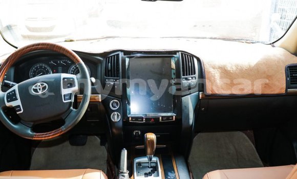 Buy Import Toyota Land Cruiser White Car in Import - Dubai in Ayeyarwady Buy Import Toyota Land Cruiser White Car in Import - Dubai in Ayeyarwady