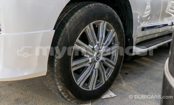 သွင်းကုန် Toyota Land Cruiser White ကား Import - Dubai Ayeyarwady သွင်းကုန် Toyota Land Cruiser White ကား Import - Dubai Ayeyarwady