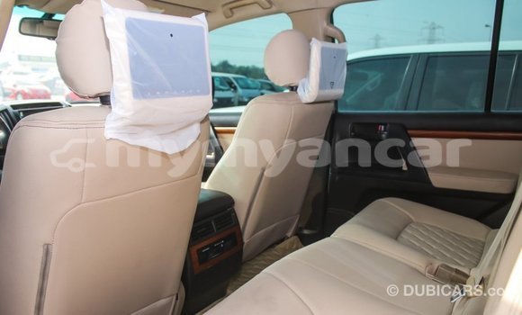 Acheter Import Voiture Toyota Land Cruiser Blanc à Import - Dubai, #<Region:0x000000000c5121b8> Acheter Import Voiture Toyota Land Cruiser Blanc à Import - Dubai, #<Region:0x000000000c5121b8>