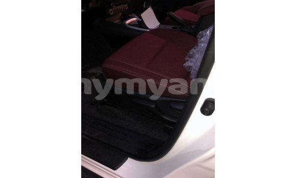 သွင်းကုန် Toyota Hilux White ကား Import - Dubai Ayeyarwady သွင်းကုန် Toyota Hilux White ကား Import - Dubai Ayeyarwady