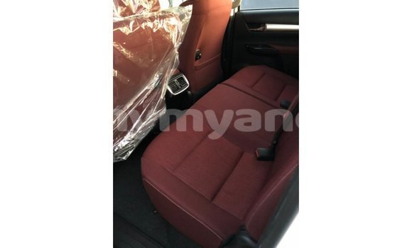 သွင်းကုန် Toyota Hilux White ကား Import - Dubai Ayeyarwady သွင်းကုန် Toyota Hilux White ကား Import - Dubai Ayeyarwady