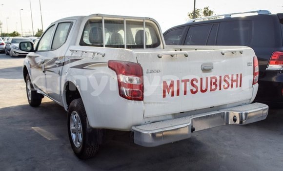 သွင်းကုန် Mitsubishi L200 White ကား Import - Dubai Ayeyarwady သွင်းကုန် Mitsubishi L200 White ကား Import - Dubai Ayeyarwady