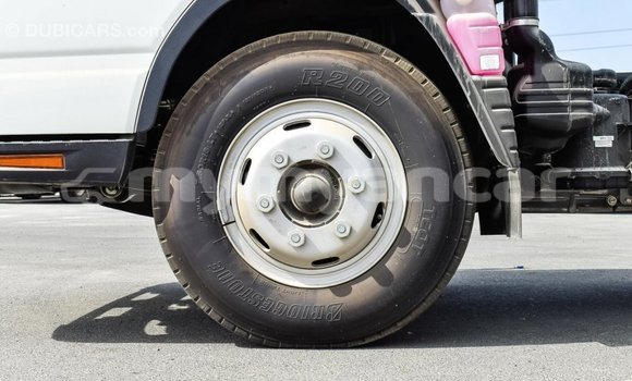 သွင်းကုန် Mitsubishi L400 White ထရပ်ကား Import - Dubai Ayeyarwady