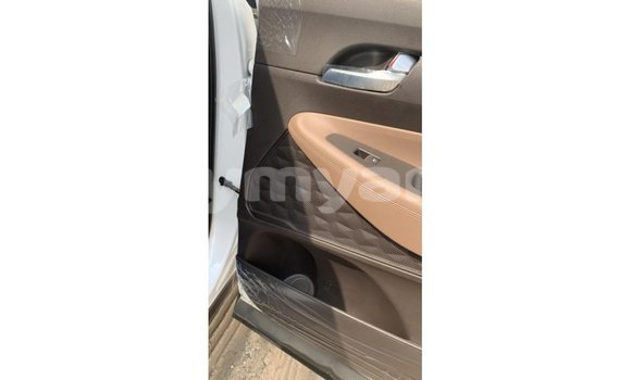 Buy Import Hyundai Santa Fe White Car in Import - Dubai in Ayeyarwady Buy Import Hyundai Santa Fe White Car in Import - Dubai in Ayeyarwady