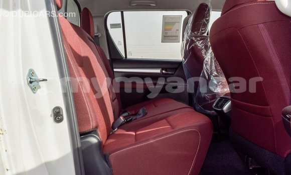 သွင်းကုန် Toyota Hilux White ကား Import - Dubai Ayeyarwady သွင်းကုန် Toyota Hilux White ကား Import - Dubai Ayeyarwady