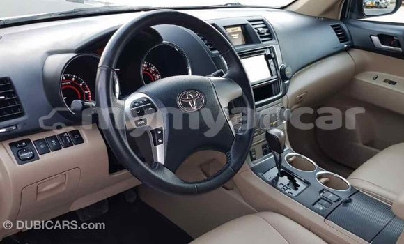 Buy Import Toyota Highlander Green Car in Import - Dubai in Ayeyarwady Buy Import Toyota Highlander Green Car in Import - Dubai in Ayeyarwady