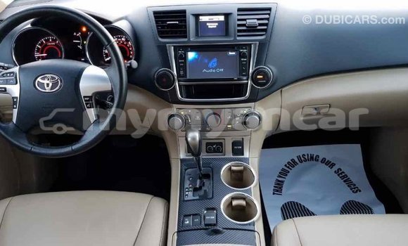 Buy Import Toyota Highlander Green Car in Import - Dubai in Ayeyarwady Buy Import Toyota Highlander Green Car in Import - Dubai in Ayeyarwady