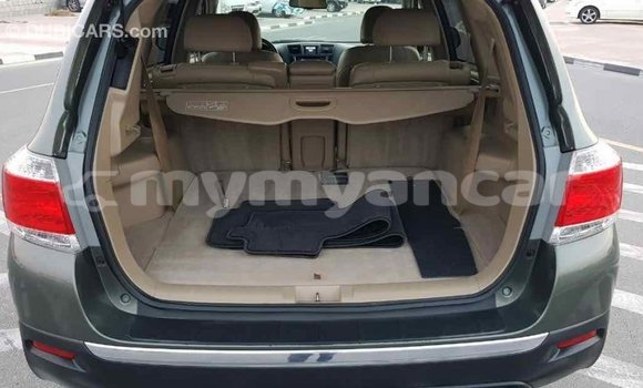 Buy Import Toyota Highlander Green Car in Import - Dubai in Ayeyarwady Buy Import Toyota Highlander Green Car in Import - Dubai in Ayeyarwady