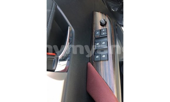 သွင်းကုန် Toyota Hilux White ကား Import - Dubai Ayeyarwady သွင်းကုန် Toyota Hilux White ကား Import - Dubai Ayeyarwady