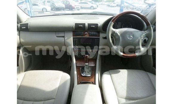 သွင်းကုန် Mercedes-Benz 190 (W201) Blue ကား Import - Dubai Ayeyarwady သွင်းကုန် Mercedes-Benz 190 (W201) Blue ကား Import - Dubai Ayeyarwady