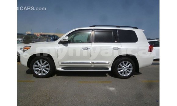 သွင်းကုန် Toyota Land Cruiser White ကား Import - Dubai Ayeyarwady သွင်းကုန် Toyota Land Cruiser White ကား Import - Dubai Ayeyarwady