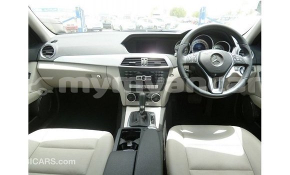 သွင်းကုန် Mercedes-Benz 190 (W201) Black ကား Import - Dubai Ayeyarwady သွင်းကုန် Mercedes-Benz 190 (W201) Black ကား Import - Dubai Ayeyarwady