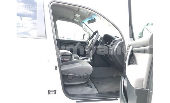 သွင်းကုန် Toyota Land Cruiser White ကား Import - Dubai Ayeyarwady သွင်းကုန် Toyota Land Cruiser White ကား Import - Dubai Ayeyarwady