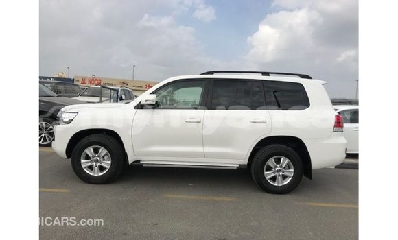 သွင်းကုန် Toyota Land Cruiser White ကား Import - Dubai Ayeyarwady သွင်းကုန် Toyota Land Cruiser White ကား Import - Dubai Ayeyarwady