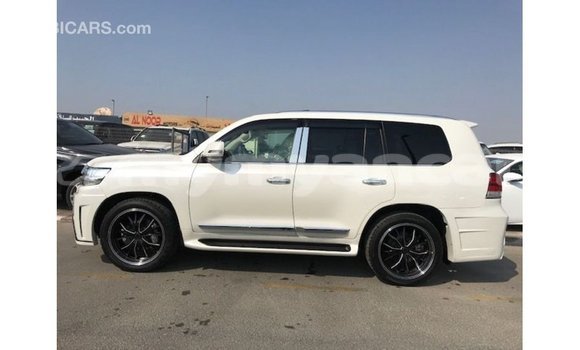 သွင်းကုန် Toyota Land Cruiser White ကား Import - Dubai Ayeyarwady သွင်းကုန် Toyota Land Cruiser White ကား Import - Dubai Ayeyarwady