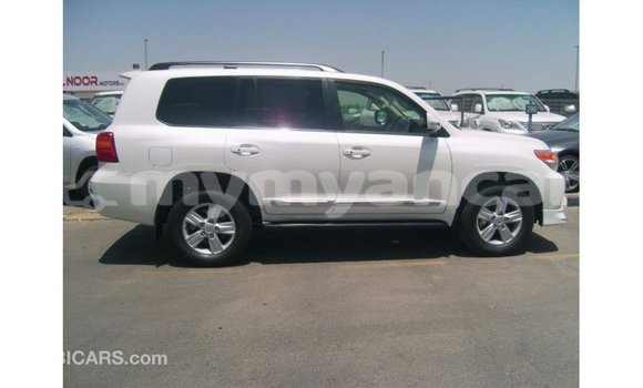 Buy Import Toyota Land Cruiser White Car in Import - Dubai in Ayeyarwady Buy Import Toyota Land Cruiser White Car in Import - Dubai in Ayeyarwady