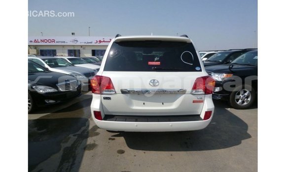 သွင်းကုန် Toyota Land Cruiser White ကား Import - Dubai Ayeyarwady သွင်းကုန် Toyota Land Cruiser White ကား Import - Dubai Ayeyarwady