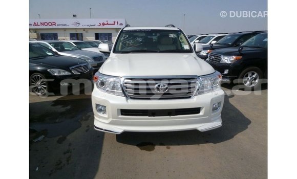 သွင်းကုန် Toyota Land Cruiser White ကား Import - Dubai Ayeyarwady သွင်းကုန် Toyota Land Cruiser White ကား Import - Dubai Ayeyarwady