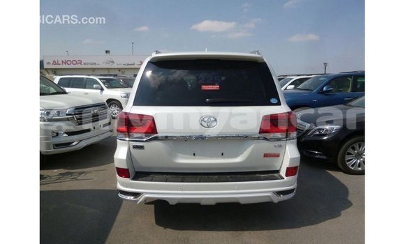 သွင်းကုန် Toyota Land Cruiser White ကား Import - Dubai Ayeyarwady သွင်းကုန် Toyota Land Cruiser White ကား Import - Dubai Ayeyarwady