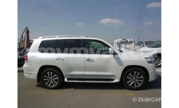 သွင်းကုန် Toyota Land Cruiser White ကား Import - Dubai Ayeyarwady သွင်းကုန် Toyota Land Cruiser White ကား Import - Dubai Ayeyarwady