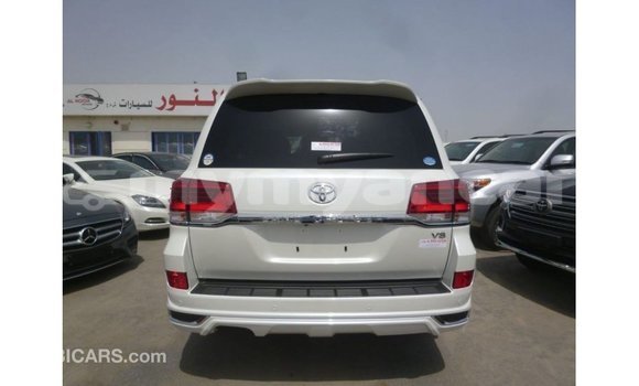 သွင်းကုန် Toyota Land Cruiser White ကား Import - Dubai Ayeyarwady သွင်းကုန် Toyota Land Cruiser White ကား Import - Dubai Ayeyarwady