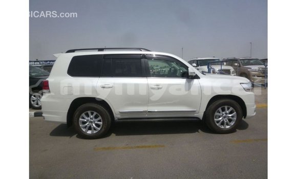 သွင်းကုန် Toyota Land Cruiser White ကား Import - Dubai Ayeyarwady သွင်းကုန် Toyota Land Cruiser White ကား Import - Dubai Ayeyarwady