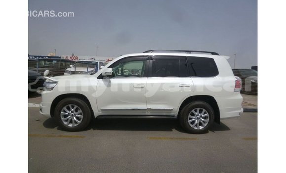 သွင်းကုန် Toyota Land Cruiser White ကား Import - Dubai Ayeyarwady သွင်းကုန် Toyota Land Cruiser White ကား Import - Dubai Ayeyarwady