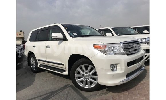 သွင်းကုန် Toyota Land Cruiser White ကား Import - Dubai Ayeyarwady သွင်းကုန် Toyota Land Cruiser White ကား Import - Dubai Ayeyarwady