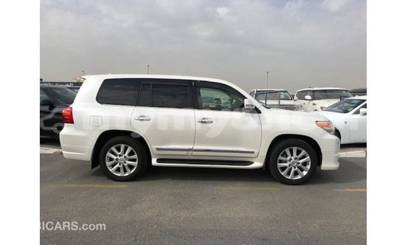 သွင်းကုန် Toyota Land Cruiser White ကား Import - Dubai Ayeyarwady သွင်းကုန် Toyota Land Cruiser White ကား Import - Dubai Ayeyarwady