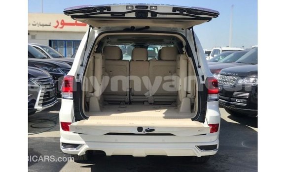 သွင်းကုန် Toyota Land Cruiser White ကား Import - Dubai Ayeyarwady သွင်းကုန် Toyota Land Cruiser White ကား Import - Dubai Ayeyarwady