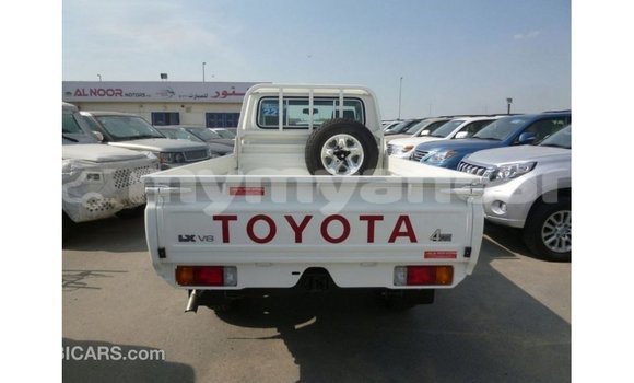 သွင်းကုန် Toyota Land Cruiser White ကား Import - Dubai Ayeyarwady သွင်းကုန် Toyota Land Cruiser White ကား Import - Dubai Ayeyarwady
