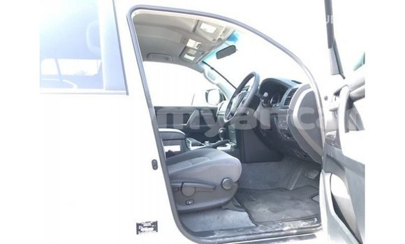 သွင်းကုန် Toyota Land Cruiser White ကား Import - Dubai Ayeyarwady သွင်းကုန် Toyota Land Cruiser White ကား Import - Dubai Ayeyarwady