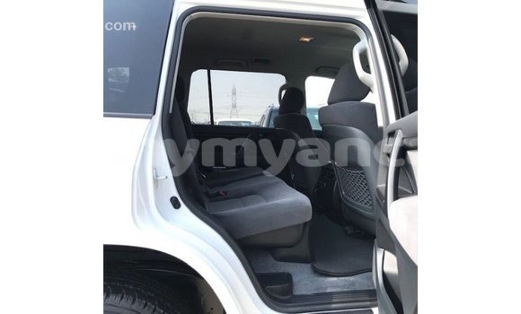 သွင်းကုန် Toyota Land Cruiser White ကား Import - Dubai Ayeyarwady သွင်းကုန် Toyota Land Cruiser White ကား Import - Dubai Ayeyarwady