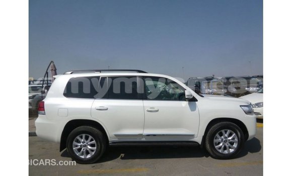 သွင်းကုန် Toyota Land Cruiser White ကား Import - Dubai Ayeyarwady သွင်းကုန် Toyota Land Cruiser White ကား Import - Dubai Ayeyarwady