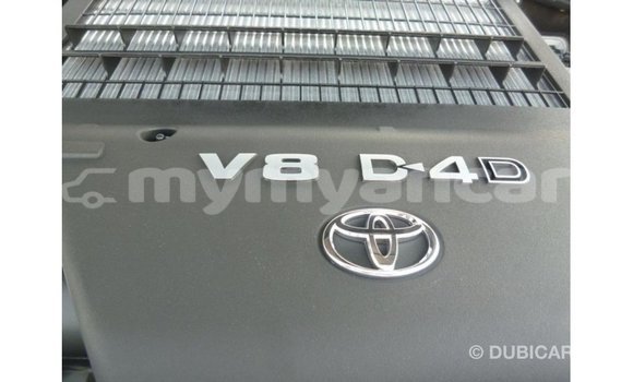 သွင်းကုန် Toyota Land Cruiser White ကား Import - Dubai Ayeyarwady သွင်းကုန် Toyota Land Cruiser White ကား Import - Dubai Ayeyarwady