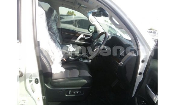 သွင်းကုန် Toyota Land Cruiser White ကား Import - Dubai Ayeyarwady သွင်းကုန် Toyota Land Cruiser White ကား Import - Dubai Ayeyarwady