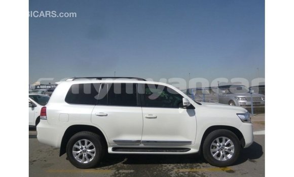 သွင်းကုန် Toyota Land Cruiser White ကား Import - Dubai Ayeyarwady သွင်းကုန် Toyota Land Cruiser White ကား Import - Dubai Ayeyarwady