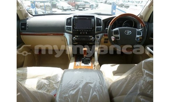 သွင်းကုန် Toyota Land Cruiser White ကား Import - Dubai Ayeyarwady သွင်းကုန် Toyota Land Cruiser White ကား Import - Dubai Ayeyarwady