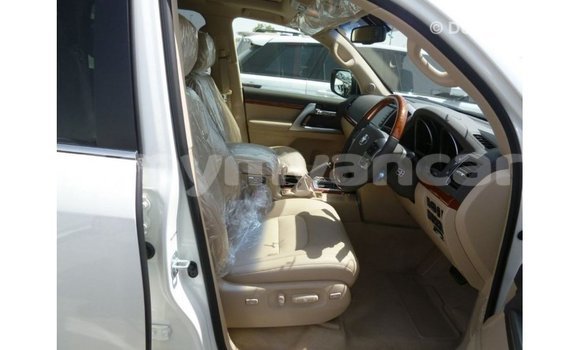 သွင်းကုန် Toyota Land Cruiser White ကား Import - Dubai Ayeyarwady သွင်းကုန် Toyota Land Cruiser White ကား Import - Dubai Ayeyarwady