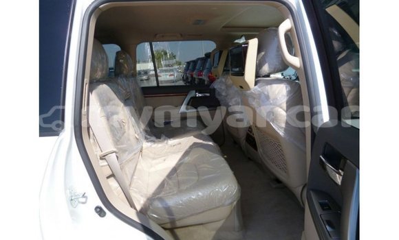 Acheter Import Voiture Toyota Land Cruiser Blanc à Import - Dubai, #<Region:0x000000000c5121b8> Acheter Import Voiture Toyota Land Cruiser Blanc à Import - Dubai, #<Region:0x000000000c5121b8>