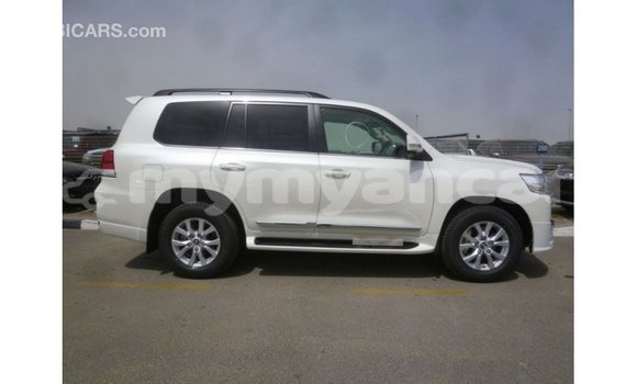 သွင်းကုန် Toyota Land Cruiser White ကား Import - Dubai Ayeyarwady သွင်းကုန် Toyota Land Cruiser White ကား Import - Dubai Ayeyarwady