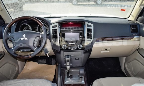 သွင်းကုန် Mitsubishi Pajero White ကား Import - Dubai Ayeyarwady သွင်းကုန် Mitsubishi Pajero White ကား Import - Dubai Ayeyarwady