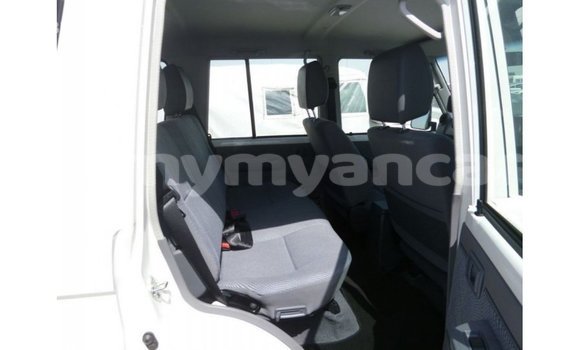 သွင်းကုန် Toyota Land Cruiser White ကား Import - Dubai Ayeyarwady သွင်းကုန် Toyota Land Cruiser White ကား Import - Dubai Ayeyarwady