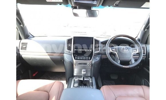 သွင်းကုန် Toyota Land Cruiser White ကား Import - Dubai Ayeyarwady သွင်းကုန် Toyota Land Cruiser White ကား Import - Dubai Ayeyarwady