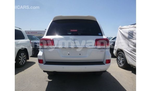 သွင်းကုန် Toyota Land Cruiser White ကား Import - Dubai Ayeyarwady သွင်းကုန် Toyota Land Cruiser White ကား Import - Dubai Ayeyarwady