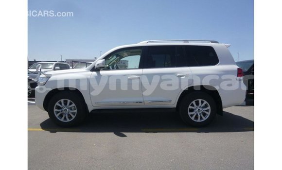 သွင်းကုန် Toyota Land Cruiser White ကား Import - Dubai Ayeyarwady သွင်းကုန် Toyota Land Cruiser White ကား Import - Dubai Ayeyarwady