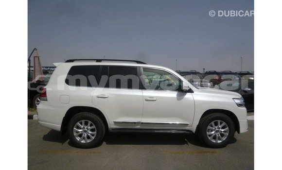 သွင်းကုန် Toyota Land Cruiser White ကား Import - Dubai Ayeyarwady သွင်းကုန် Toyota Land Cruiser White ကား Import - Dubai Ayeyarwady